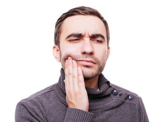 Clínica Dental Beatriz Vega. Chico con dolor por culpa de tener las encías inflamadas